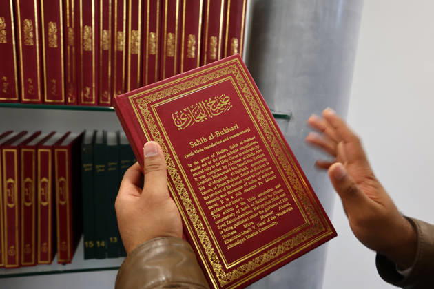 Open Mosque Day in Germany Open Mosque Day in Germany. A member shows a book in the mosque Bait ur Rehman Moschee in Nuremberg, Germany . October 03rd , 2026 Photo by Davide Elias Copyright: xDavidexEliasx