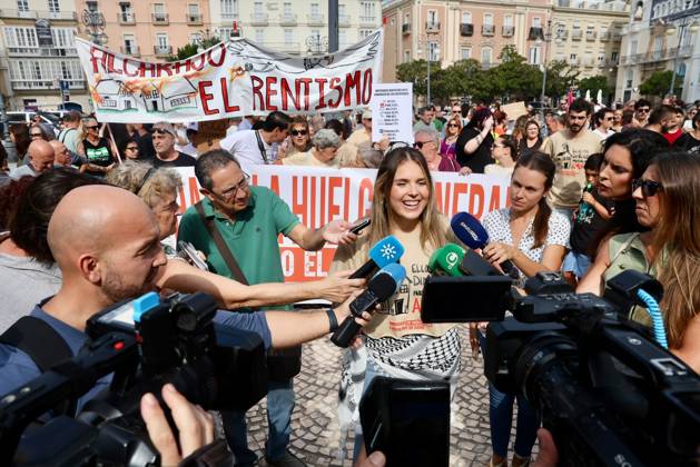Cádiz Takes to the Streets for Decent Housing Photo of the protest in Cádiz for decent housing, organized by the Tenants Union October 3, 2026, in Cádiz, Andalusia, Spain October 3, 2026 Cádiz Cádiz Spain  Copyright: xNachoxFradex 7817142