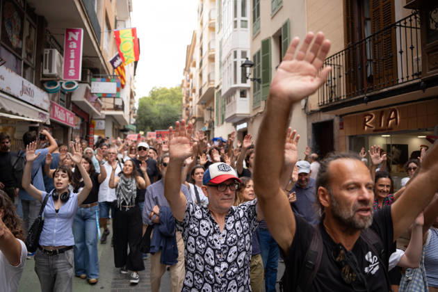 Housing Protest in Palma: A large crowd gathered during a protest to demand a reduction in housing rents on October 3, 2026, in Palma de Mallorca, Mallorca, Balearic Islands, Spain. The Tenants’ Union and PAH Mallorca (Platform of People Affected and Involved by Mortgages and Housing) have organized the march to demand changes in housing policies and greater protection for renters. Prime Minister Pedro Sánchez, will spend the next few hours analyzing what happened yesterday, Friday, in Congress following the rejection of the two royal decrees on housing, and will be monitoring the public reaction in the streets to decide whether to ultimately call early general elections. OCTOBER 3, 2026 Javier Ferná Palma de Mallorca, Mallorca, Isl Palma  Copyright: xJavierxFernandezx 7817320