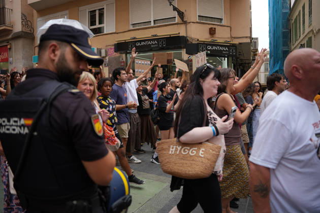 Housing Protest in Palma: A large crowd gathered during a protest to demand a reduction in housing rents on October 3, 2026, in Palma de Mallorca, Mallorca, Balearic Islands, Spain. The Tenants’ Union and PAH Mallorca (Platform of People Affected and Involved by Mortgages and Housing) have organized the march to demand changes in housing policies and greater protection for renters. Prime Minister Pedro Sánchez, will spend the next few hours analyzing what happened yesterday, Friday, in Congress following the rejection of the two royal decrees on housing, and will be monitoring the public reaction in the streets to decide whether to ultimately call early general elections. OCTOBER 3, 2026 Javier Ferná Palma de Mallorca, Mallorca, Isl Palma  Copyright: xJavierxFernandezx 7817321