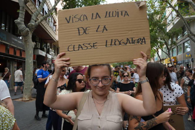Housing Protest in Palma: A large crowd gathered during a protest to demand a reduction in housing rents on October 3, 2026, in Palma de Mallorca, Mallorca, Balearic Islands, Spain. The Tenants’ Union and PAH Mallorca (Platform of People Affected and Involved by Mortgages and Housing) organized the march to demand changes in housing policies and greater protection for renters. Prime Minister Pedro Sánchez, will spend the next few hours analyzing what happened yesterday, Friday, in Congress following the rejection of the two royal decrees on housing, and will be monitoring the public reaction in the streets to decide whether to ultimately call early general elections. OCTOBER 3, 2026 Javier Ferná Palma de Mallorca, Mallorca, Isl Palma de Ma  Copyright: xJavierxFernandezx 7817322