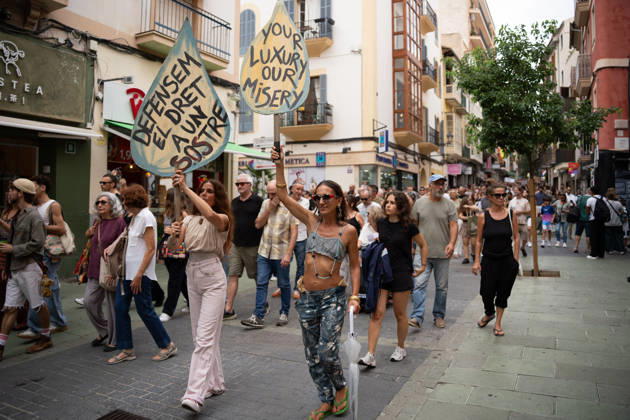 Housing Protest in Palma: A large crowd gathered during a protest to demand a reduction in housing rents on October 3, 2026, in Palma de Mallorca, Mallorca, Balearic Islands, Spain. The Tenants’ Union and PAH Mallorca (Platform of People Affected and Involved by Mortgages and Housing) organized the march to demand changes in housing policies and greater protection for renters. Prime Minister Pedro Sánchez, will spend the next few hours analyzing what happened yesterday, Friday, in Congress following the rejection of the two royal decrees on housing, and will be monitoring the public reaction in the streets to decide whether to ultimately call early general elections. OCTOBER 3, 2026 Javier Ferná Palma de Mallorca, Mallorca, Isl Palma de Ma  Copyright: xJavierxFernandezx 7817324