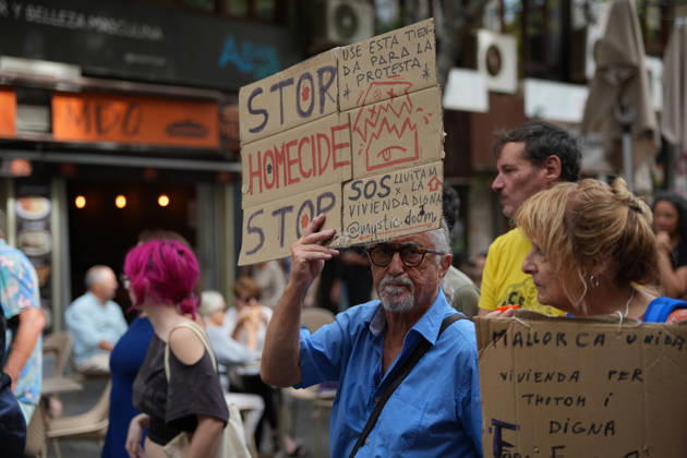Housing Protest in Palma: A large crowd gathered during a protest to demand a reduction in housing rents on October 3, 2026, in Palma de Mallorca, Mallorca, Balearic Islands, Spain. The Tenants’ Union and PAH Mallorca (Platform of People Affected and Involved by Mortgages and Housing) organized the march to demand changes in housing policies and greater protection for renters. Prime Minister Pedro Sánchez, will spend the next few hours analyzing what happened yesterday, Friday, in Congress following the rejection of the two royal decrees on housing, and will be monitoring the public reaction in the streets to decide whether to ultimately call early general elections. OCTOBER 3, 2026 Javier Ferná Palma de Mallorca, Mallorca, Isl Palma de Ma  Copyright: xJavierxFernandezx 7817325