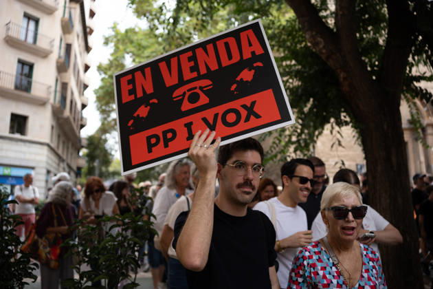 Housing Protest in Palma: A large crowd gathered during a protest to demand a reduction in housing rents on October 3, 2026, in Palma de Mallorca, Mallorca, Balearic Islands, Spain. The Tenants’ Union and PAH Mallorca (Platform of People Affected and Involved by Mortgages and Housing) organized the march to demand changes in housing policies and greater protection for renters. Prime Minister Pedro Sánchez, will spend the next few hours analyzing what happened yesterday, Friday, in Congress following the rejection of the two royal decrees on housing, and will be monitoring the public reaction in the streets to decide whether to ultimately call early general elections. OCTOBER 3, 2026 Javier Ferná Palma de Mallorca, Mallorca, Isl Palma de Ma  Copyright: xJavierxFernandezx 7817326