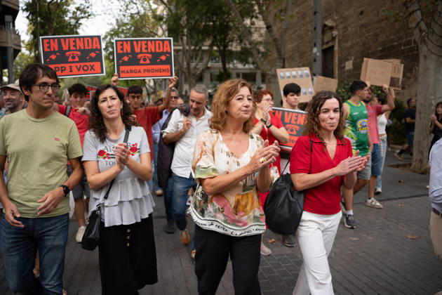 Housing Protest in Palma: Francina Armengol, President of the Congress of Deputies, during a protest calling for a reduction in housing rents, on October 3, 2026, in Palma de Mallorca, Mallorca, Balearic Islands, Spain. The Tenants’ Union and PAH Mallorca (Platform of People Affected and Involved by Mortgages and Housing) have organized the march to demand changes in housing policies and greater protection for renters. The Prime Minister, Pedro Sánchez, will spend the next few hours analyzing what happened yesterday, Friday, in Congress following the rejection of the two royal decrees on housing, and will be monitoring the public reaction in the streets to decide whether to ultimately call early general elections. OCTOBER 3, 2026 Javier Fe  Copyright: xJavierxFernandezx 7817342