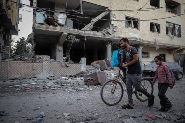 RECORD DATE NOT STATED Aftermath of Israeli Strike on Residential Building in Gaza City (INT) Aftermath of Israeli Strike on Residential Building in Gaza City, On October 3, 2026, Gaza, Palestine: The aftermath of an Israeli airstrike on a residential building in the Rimal neighborhood of western Gaza City early Saturday, which killed five Palestinians and wounded others. Rescue crews searched the rubble following the strike. The casualties were reported by local medical sources. Credit: Mohammed M. Skaik TheNews2(Foto: Mohammed Skaik Thenews2 imago images) Aftermath of Israeli Strike on Residential Building in Gaza City  Copyright: xMohammedxSkaikx