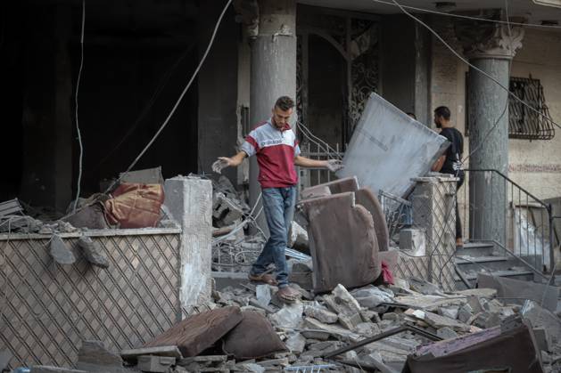 RECORD DATE NOT STATED Aftermath of Israeli Strike on Residential Building in Gaza City (INT) Aftermath of Israeli Strike on Residential Building in Gaza City, On October 3, 2026, Gaza, Palestine: The aftermath of an Israeli airstrike on a residential building in the Rimal neighborhood of western Gaza City early Saturday, which killed five Palestinians and wounded others. Rescue crews searched the rubble following the strike. The casualties were reported by local medical sources. Credit: Mohammed M. Skaik TheNews2(Foto: Mohammed Skaik Thenews2 imago images) Aftermath of Israeli Strike on Residential Building in Gaza City  Copyright: xMohammedxSkaikx