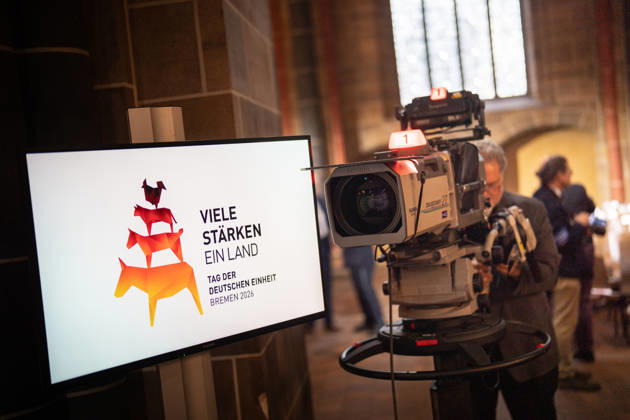 Ökumenischer Gottesdienst im Dom St. Petri Fujifilm Fujinon Digipower 27 HD, das ZDF überträgt den Gottesdienst live mit hochwertiger Technologie;Offizielle zentrale Feierlichkeiten zum Tag der Deutschen Einheit 2026 in Bremen, Bremen Bremen Deutschland Innenstadt
