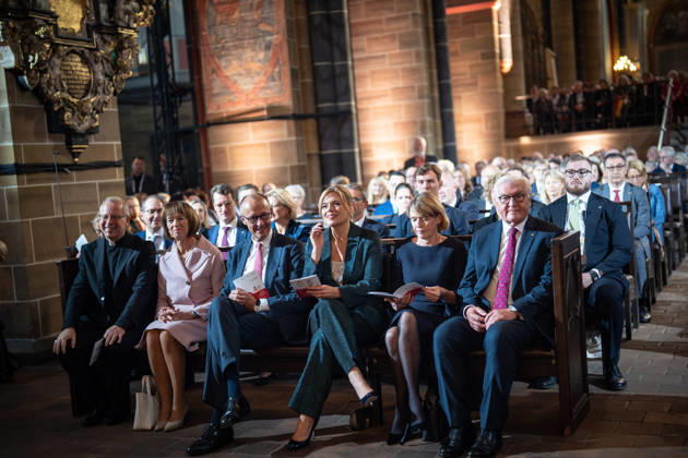 Ökumenischer Gottesdienst im Dom St. Petri Hubertus van Megen, Apostolischer Nuntius in Deutschland, Charlotte Merz, Ehefrau von Friedrich Merz, Friedrich Merz, Bundeskanzler, Julia Klöckner, Bundestagspräsidentin, Elke Büdenbinder, Ehefrau von Frank-Walter Steinmeier, Frank-Walter Steinmeier, Bundespräsident (1. Reihe von links);Offizielle zentrale Feierlichkeiten zum Tag der Deutschen Einheit 2026 in Bremen, Bremen Bremen Deutschland Innenstadt