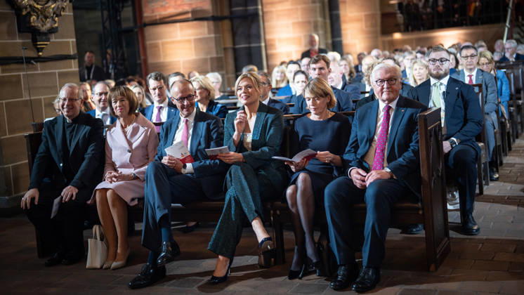 Ökumenischer Gottesdienst im Dom St. Petri Hubertus van Megen, Apostolischer Nuntius in Deutschland, Charlotte Merz, Ehefrau von Friedrich Merz, Friedrich Merz, Bundeskanzler, Julia Klöckner, Bundestagspräsidentin, Elke Büdenbinder, Ehefrau von Frank-Walter Steinmeier, Frank-Walter Steinmeier, Bundespräsident (1. Reihe von links);Offizielle zentrale Feierlichkeiten zum Tag der Deutschen Einheit 2026 in Bremen, Bremen Bremen Deutschland Innenstadt