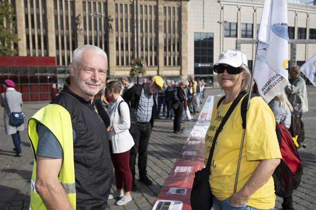 03.10.2026 Pressetermin Initiative Es brennt Menschenkette in Dortmund, Hansaplatz Richard Stanek (links) findet, dass es wichtig ist, dass viele Menschen dabei sind. Anne Bussmann (rechts) Die fossilen Energien müssen abgeschaltet werden Dortmund Hansaplatz und Westenhellweg NRW Deutschland