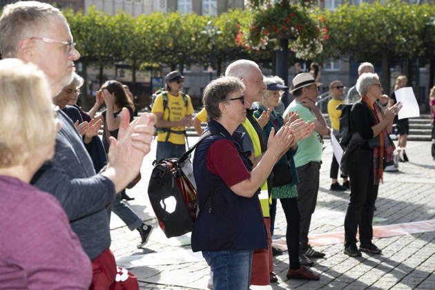 03.10.2026 Pressetermin Initiative Es brennt Menschenkette in Dortmund, Hansaplatz Beifall zum Grußwort Dortmund Hansaplatz und Westenhellweg NRW Deutschland