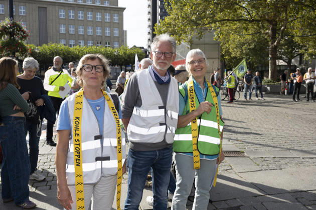 03.10.2026 Pressetermin Initiative Es brennt Menschenkette in Dortmund, Hansaplatz v.l. Annette Budde, Hans Rogalli und Sabine Dorschnik vom Klimabündins Dortmund folgten dem Aufruf Dortmund Hansaplatz und Westenhellweg NRW Deutschland