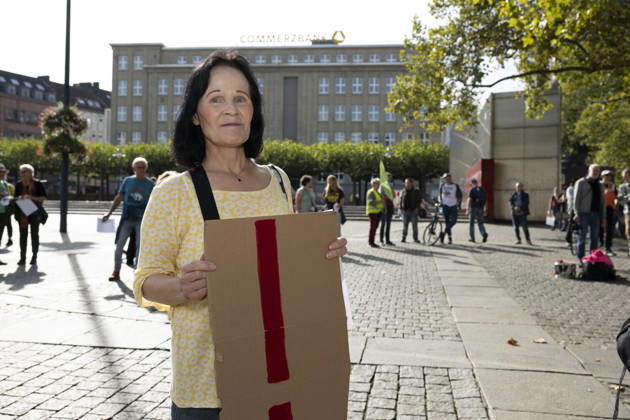 03.10.2026 Pressetermin Initiative Es brennt Menschenkette in Dortmund, Hansaplatz Angelika Temiszewski von der Tierschutzpartei unterstützt die Veranstaltung Dortmund Hansaplatz und Westenhellweg NRW Deutschland