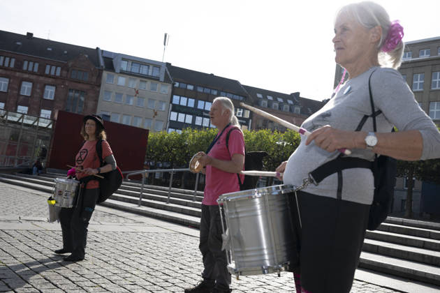 03.10.2026 Pressetermin Initiative Es brennt Menschenkette in Dortmund, Hansaplatz Die XR Potts Drummers aus Essen unterstützen die Aktion Dortmund Hansaplatz und Westenhellweg NRW Deutschland