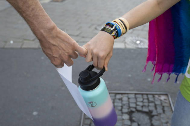 03.10.2026 Pressetermin Initiative Es brennt Menschenkette in Dortmund, Hansaplatz Handhalten in der Menschenkette Dortmund Hansaplatz und Westenhellweg NRW Deutschland