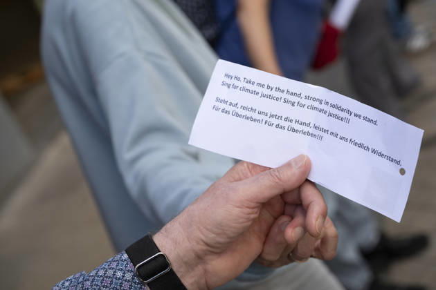 03.10.2026 Pressetermin Initiative Es brennt Menschenkette in Dortmund, Hansaplatz Es wird gesungen Dortmund Hansaplatz und Westenhellweg NRW Deutschland