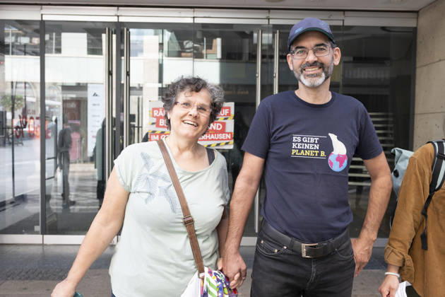 03.10.2026 Pressetermin Initiative Es brennt Menschenkette in Dortmund, Hansaplatz Ines Fattroth aus Holzwickede und Dr. Thomas Mitra (Fraktionssprecher GRÜNE BV Brakel) Dortmund Hansaplatz und Westenhellweg NRW Deutschland