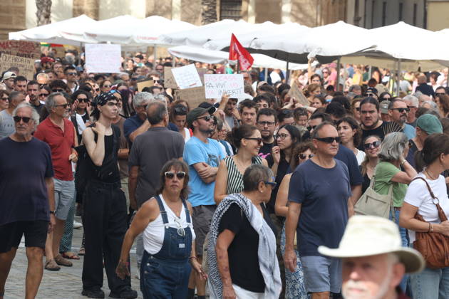 Cádiz Takes to the Streets for Decent Housing Photo of the protest in Cádiz for decent housing, organized by the Tenants Union October 3, 2026, in Cádiz, Andalusia, Spain October 3, 2026 Cádiz Cádiz Spain Copyright: xNachoxFradex 7817647