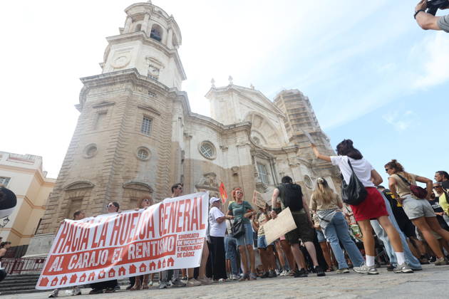 Cádiz Takes to the Streets for Decent Housing Photo of the protest in Cádiz for decent housing, organized by the Tenants Union October 3, 2026, in Cádiz, Andalusia, Spain October 3, 2026 Cádiz Cádiz Spain Copyright: xNachoxFradex 7817649