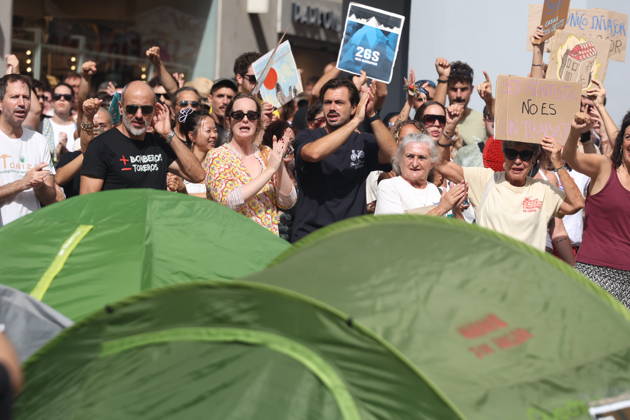 Cádiz Takes to the Streets for Decent Housing Photo of the protest in Cádiz for decent housing, organized by the Tenants Union October 3, 2026, in Cádiz, Andalusia, Spain October 3, 2026 Cádiz Cádiz Spain Copyright: xNachoxFradex 7817659
