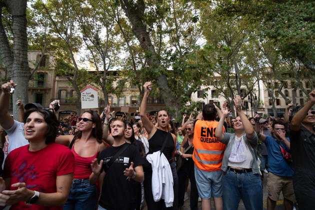 Housing Protest in Palma: A large crowd gathered during a protest to demand a reduction in housing rents on October 3, 2026, in Palma de Mallorca, Mallorca, Balearic Islands, Spain. The Tenants’ Union and PAH Mallorca (Platform of People Affected and Involved by Mortgages and Housing) have organized the march to demand changes in housing policies and greater protection for renters. Prime Minister Pedro Sánchez, will spend the next few hours analyzing what happened yesterday, Friday, in Congress following the rejection of the two royal decrees on housing, and will be monitoring public reaction in the streets to decide whether to ultimately call early general elections. OCTOBER 3, 2026 Javier Ferná Palma de Mallorca, Mallorca, Isl Palma de M  Copyright: xJavierxFernandezx 7817670