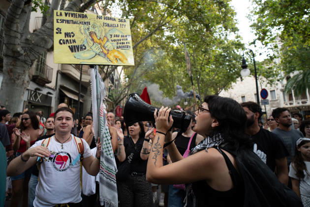 Housing Protest in Palma: A large crowd gathered during a protest to demand a reduction in housing rents on October 3, 2026, in Palma de Mallorca, Mallorca, Balearic Islands, Spain. The Tenants’ Union and PAH Mallorca (Platform of People Affected and Involved by Mortgages and Housing) have organized the march to demand changes in housing policies and greater protection for renters. Prime Minister Pedro Sánchez, will spend the next few hours analyzing what happened yesterday, Friday, in Congress following the rejection of the two royal decrees on housing, and will be monitoring public reaction in the streets to decide whether to ultimately call early general elections. OCTOBER 3, 2026 Javier Ferná Palma de Mallorca, Mallorca, Isl Palma de M  Copyright: xJavierxFernandezx 7817671
