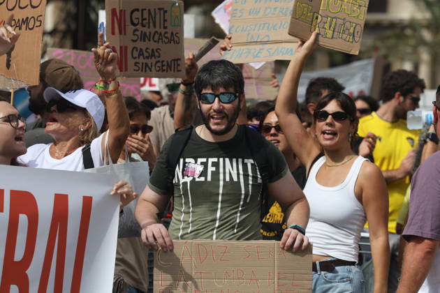Cádiz Takes to the Streets for Decent Housing Photo of the protest in Cádiz for decent housing, organized by the Tenants Union October 3, 2026, in Cádiz, Andalusia, Spain October 3, 2026 Cádiz Cádiz Spain Copyright: xNachoxFradex 7817652