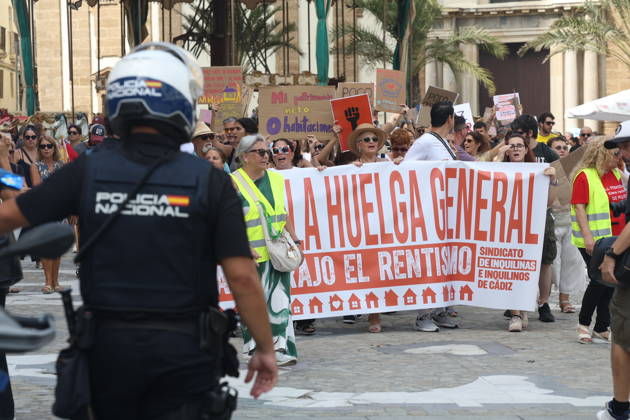 Cádiz Takes to the Streets for Decent Housing Photo of the protest in Cádiz for decent housing, organized by the Tenants Union October 3, 2026, in Cádiz, Andalusia, Spain October 3, 2026 Cádiz Cádiz Spain Copyright: xNachoxFradex 7817654