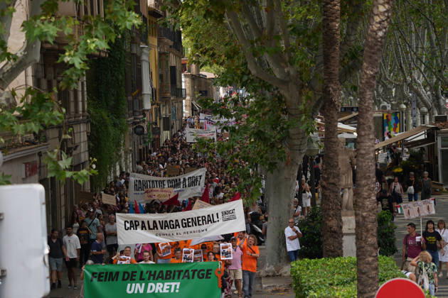 Housing Protest in Palma: A large crowd gathered during a protest to demand a reduction in housing rents on October 3, 2026, in Palma de Mallorca, Mallorca, Balearic Islands, Spain. The Tenants’ Union and PAH Mallorca (Platform of People Affected and Involved by Mortgages and Housing) have organized the march to demand changes in housing policies and greater protection for renters. Prime Minister Pedro Sánchez, will spend the next few hours analyzing what happened yesterday, Friday, in Congress following the rejection of the two royal decrees on housing, and will be monitoring the public reaction in the streets to decide whether to ultimately call early general elections. OCTOBER 3, 2026 Javier Ferná Palma de Mallorca, Mallorca, Isl Palma  Copyright: xJavierxFernandezx 7817669