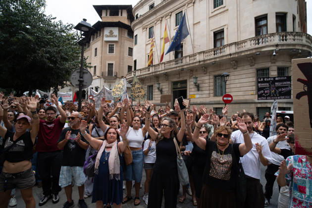 Housing Protest in Palma: A large crowd gathered during a protest to demand a reduction in housing rents on October 3, 2026, in Palma de Mallorca, Mallorca, Balearic Islands, Spain. The Tenants’ Union and PAH Mallorca (Platform of People Affected and Involved by Mortgages and Housing) have organized the march to demand changes in housing policies and greater protection for renters. Prime Minister Pedro Sánchez, will spend the next few hours analyzing what happened yesterday, Friday, in Congress following the rejection of the two royal decrees on housing, and will be monitoring the public reaction in the streets to decide whether to ultimately call early general elections. OCTOBER 3, 2026 Javier Ferná Palma de Mallorca, Mallorca, Isl Palma  Copyright: xJavierxFernandezx 7817672