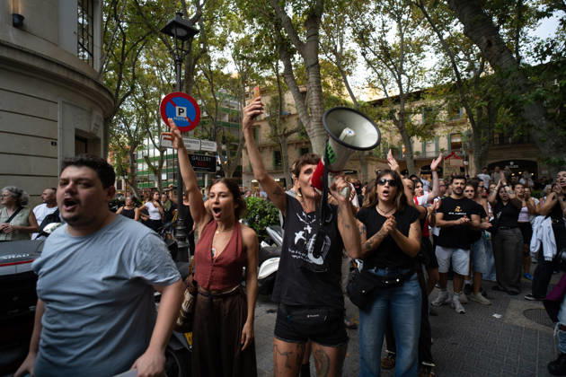 Housing Protest in Palma: A large crowd gathered during a protest to demand a reduction in housing rents on October 3, 2026, in Palma de Mallorca, Mallorca, Balearic Islands, Spain. The Tenants’ Union and PAH Mallorca (Platform of People Affected and Involved by Mortgages and Housing) have organized the march to demand changes in housing policies and greater protection for renters. Prime Minister Pedro Sánchez, will spend the next few hours analyzing what happened yesterday, Friday, in Congress following the rejection of the two royal decrees on housing, and will be monitoring the public reaction in the streets to decide whether to ultimately call early general elections. OCTOBER 3, 2026 Javier Ferná Palma de Mallorca, Mallorca, Isl Palma  Copyright: xJavierxFernandezx 7817673