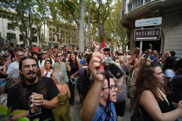 Housing Protest in Palma: A large crowd gathered during a protest to demand a reduction in housing rents on October 3, 2026, in Palma de Mallorca, Mallorca, Balearic Islands, Spain. The Tenants’ Union and PAH Mallorca (Platform of People Affected and Involved by Mortgages and Housing) have organized the march to demand changes in housing policies and greater protection for renters. Prime Minister Pedro Sánchez, will spend the next few hours analyzing what happened yesterday, Friday, in Congress following the rejection of the two royal decrees on housing, and will be monitoring the public reaction in the streets to decide whether to ultimately call early general elections. OCTOBER 3, 2026 Javier Ferná Palma de Mallorca, Mallorca, Isl Palma  Copyright: xJavierxFernandezx 7817674
