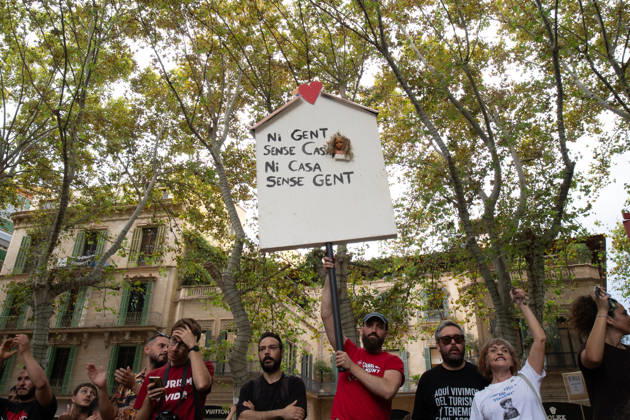 Housing Protest in Palma: A large crowd gathered during a protest to demand a reduction in housing rents on October 3, 2026, in Palma de Mallorca, Mallorca, Balearic Islands, Spain. The Tenants’ Union and PAH Mallorca (Platform of People Affected and Involved by Mortgages and Housing) have organized the march to demand changes in housing policies and greater protection for renters. Prime Minister Pedro Sánchez, will spend the next few hours analyzing what happened yesterday, Friday, in Congress following the rejection of the two royal decrees on housing, and will be monitoring the public reaction in the streets to decide whether to ultimately call early general elections. OCTOBER 3, 2026 Javier Ferná Palma de Mallorca, Mallorca, Isl Palma  Copyright: xJavierxFernandezx 7817676