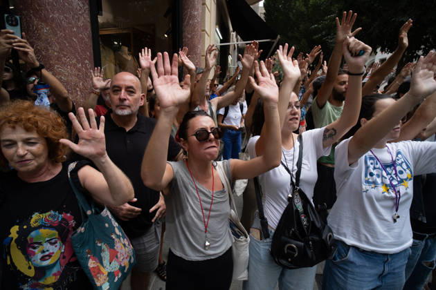 Housing Protest in Palma: A large crowd gathered during a protest to demand a reduction in housing rents on October 3, 2026, in Palma de Mallorca, Mallorca, Balearic Islands, Spain. The Tenants’ Union and PAH Mallorca (Platform of People Affected and Involved by Mortgages and Housing) have organized the march to demand changes in housing policies and greater protection for renters. Prime Minister Pedro Sánchez, will spend the next few hours analyzing what happened yesterday, Friday, in Congress following the rejection of the two royal decrees on housing, and will be monitoring the public reaction in the streets to decide whether to ultimately call early general elections. OCTOBER 3, 2026 Javier Ferná Palma de Mallorca, Mallorca, Isl Palma  Copyright: xJavierxFernandezx 7817680