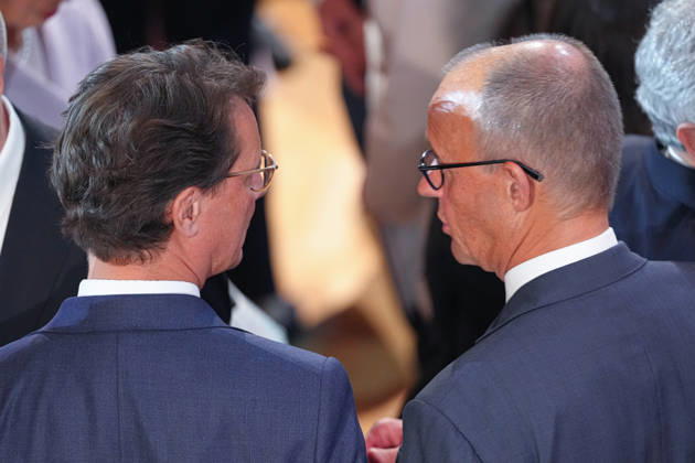 Festakt zum Tag der deutschen Einheit in Bremen Bundeskanzler Friedrich Merz und NRW Ministerpraesident Hendrik Wuest im Zwiegespraech nach dem Festakt zum Tag der Deutschen Einheit in der Glocke, Bremen, 03.10.2026 Bremen Bremen Deutschland