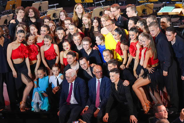 Festakt zum Tag der deutschen Einheit in Bremen Gruppenfoto mit Bundeskanzler Friedrich Merz und Bundespraesident Frank-Walter Steinmeier, die Kuenstlerinnen und Kuenstler beim Festakt zur Deutschen Einheit bekommen nach ihrem Auftritt ein Foto mit den beiden Staatsoberhaeuptern, Bremen, 03.10.2026 Bremen Bremen Deutschland