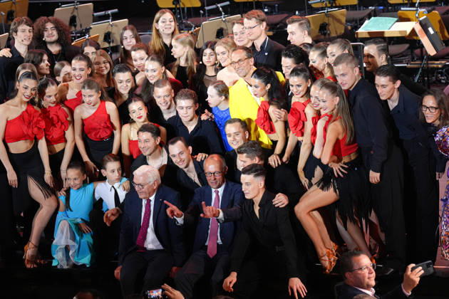 Festakt zum Tag der deutschen Einheit in Bremen Gruppenfoto mit Bundeskanzler Friedrich Merz und Bundespraesident Frank-Walter Steinmeier, die Kuenstlerinnen und Kuenstler beim Festakt zur Deutschen Einheit bekommen nach ihrem Auftritt ein Foto mit den beiden Staatsoberhaeuptern, Bremen, 03.10.2026 Bremen Bremen Deutschland