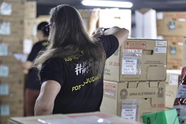 CAMPINAS, SP - 03.10.2026: TRANSPORTE URNAS ELEIcaO CAMPINAS - Electoral Court officials transport the ballot boxes to the vans that will take them to schools in Campinas SP. x3024083x  LeandroxFerreira