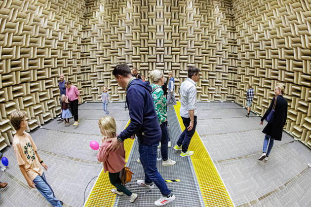 03.10.2026. Düsseldorf. Beim diesjährigen TürenAuf-Tag mit der Maus erleben Kinder und Eltern in einem schalltoten Raum der Hochschule Düsseldorf verblüffende akustische Experimente. Düsseldorf Hochschule, Münsterstraße Nordrhein-Westfalen Deutschland