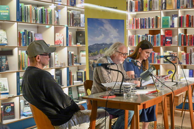 Minifestival AH0J (Literaturfestival) - Tschechien setzt über - der Kulturinitiative Literaturschiff, in der Buchhandlung Kurdirektion in Bad Ischl. Lesungen und Gespräche in Korrespondenz zum Gastauftritt Tschechiens auf der Frankfurter Buchmesse 2026. Es liest die tschechische Schriftstellerin Anna Bloch-Stickova. Die Veranstaltung wird moderiert von Michael Stavaric, fotografiert am 02.10.26. Das Bild zeigt v.l.n.r. Moderator Michael Stavaric (StavariÄ), den Schriftsteller Michal Ajvaz mit der Konsekutivbersetzerin Lena Kurz. 2026 - Minifestival AH0J (Literaturfestival) - Tschechien setzt über - der Kulturinitiative Literaturschiff, in der Buchhandlung Kurdirektion in Bad Ischl. Lesungen und Gespräche in Korrespondenz zum Gastauftr