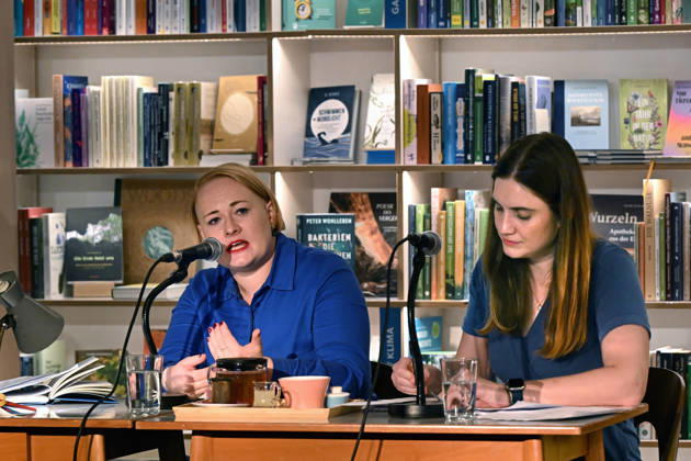 Minifestival AH0J (Literaturfestival) - Tschechien setzt über - der Kulturinitiative Literaturschiff, in der Buchhandlung Kurdirektion in Bad Ischl. Lesungen und Gespräche in Korrespondenz zum Gastauftritt Tschechiens auf der Frankfurter Buchmesse 2026. Es liest die tschechische Schriftstellerin Anna Bloch-Stickova (Bloch-Å tiÄkova). Die Veranstaltung wird moderiert von Michael Stavaric, fotografiert am 02.10.26., fotografiert am 02.10.26. Das Bild zeigt links die Schriftstellerin Anna-Bloch-Stickova (Bloch-Å tiÄkova) mit der Konsekutivbersetzerin Lena Kurz 2026 - Minifestival AH0J (Literaturfestival) - Tschechien setzt über - der Kulturinitiative Literaturschiff, in der Buchhandlung Kurdirektion in Bad Ischl. Lesungen und Gespräche