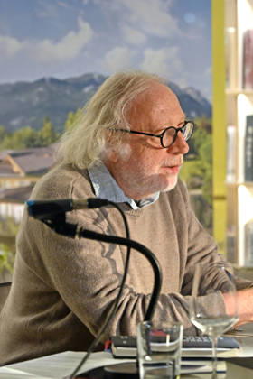 Minifestival AH0J (Literaturfestival) - Tschechien setzt über - der Kulturinitiative Literaturschiff, in der Buchhandlung Kurdirektion in Bad Ischl. Lesungen und Gespräche in Korrespondenz zum Gastauftritt Tschechiens auf der Frankfurter Buchmesse 2026. Es liest die tschechische Schriftstellerin Anna Bloch-Stickova. Die Veranstaltung wird moderiert von Michael Stavaric, fotografiert am 02.10.26. Das Bild zeigt den tschechischen Schriftsteller Michal Ajvaz im Profil 2026 - Minifestival AH0J (Literaturfestival) - Tschechien setzt über - der Kulturinitiative Literaturschiff, in der Buchhandlung Kurdirektion in Bad Ischl. Lesungen und Gespräche in Korrespondenz zum Gastauftritt Tschechiens auf der Frankfurter Buchmesse 2026. Es liest die ts