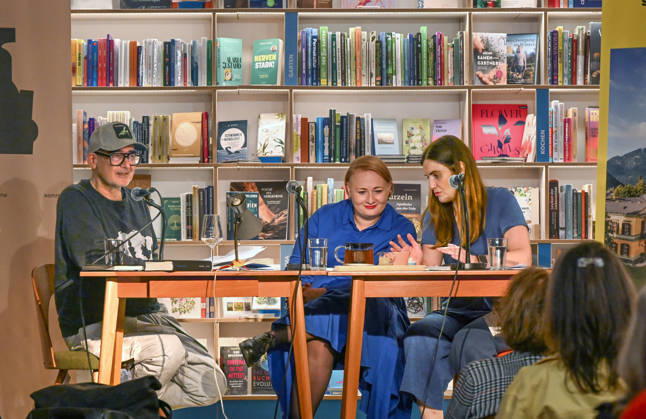 Minifestival AH0J (Literaturfestival) - Tschechien setzt über - der Kulturinitiative Literaturschiff, in der Buchhandlung Kurdirektion in Bad Ischl. Lesungen und Gespräche in Korrespondenz zum Gastauftritt Tschechiens auf der Frankfurter Buchmesse 2026. Es liest die tschechische Schriftstellerin Anna Bloch-Stickova Bloch-Å tiÄkova). Die Veranstaltung wird moderiert von Michael Stavaric (StavariÄ), fotografiert am 02.10.26., fotografiert am 02.10.26. Das Bild zeigt v.l.n.r: Moderator Michael Stavaric (StavariÄ), die Schriftstellerin Anna-Bloch-Stickova (Bloch-Å tiÄkova) mit der Konsekutivbersetzerin Lena Kurz 2026 - Minifestival AH0J (Literaturfestival) - Tschechien setzt über - der Kulturinitiative Literaturschiff, in der Buchhandl