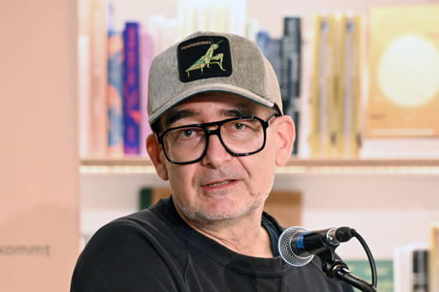 Minifestival AH0J (Literaturfestival) - Tschechien setzt über - der Kulturinitiative Literaturschiff, in der Buchhandlung Kurdirektion in Bad Ischl. Lesungen und Gespräche in Korrespondenz zum Gastauftritt Tschechiens auf der Frankfurter Buchmesse 2026. Es liest die tschechische Schriftstellerin Anna Bloch-Stickova (Bloch-Å tiÄkova). Die Veranstaltung wird moderiert von Michael Stavaric (StavariÄ), fotografiert am 02.10.26., fotografiert am 02.10.26. Das Bild zeigt den Moderator Michael Stavaric (StavariÄ) im Portrait 2026 - Minifestival AH0J (Literaturfestival) - Tschechien setzt über - der Kulturinitiative Literaturschiff, in der Buchhandlung Kurdirektion in Bad Ischl. Lesungen und Gespräche in Korrespondenz zum Gastauftritt Tsch