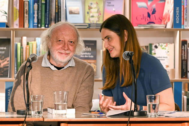 Minifestival AH0J (Literaturfestival) - Tschechien setzt über - der Kulturinitiative Literaturschiff, in der Buchhandlung Kurdirektion in Bad Ischl. Lesungen und Gespräche in Korrespondenz zum Gastauftritt Tschechiens auf der Frankfurter Buchmesse 2026. Es liest die tschechische Schriftstellerin Anna Bloch-Stickova. Die Veranstaltung wird moderiert von Michael Stavaric, fotografiert am 02.10.26. Das Bild zeigt den Schriftsteller Michal Ajvaz mit der Konsekutivbersetzerin Lena Kurz. 2026 - Minifestival AH0J (Literaturfestival) - Tschechien setzt über - der Kulturinitiative Literaturschiff, in der Buchhandlung Kurdirektion in Bad Ischl. Lesungen und Gespräche in Korrespondenz zum Gastauftritt Tschechiens auf der Frankfurter Buchmesse 202