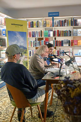 Minifestival AH0J (Literaturfestival) - Tschechien setzt über - der Kulturinitiative Literaturschiff, in der Buchhandlung Kurdirektion in Bad Ischl. Lesungen und Gespräche in Korrespondenz zum Gastauftritt Tschechiens auf der Frankfurter Buchmesse 2026. Es liest die tschechische Schriftstellerin Anna Bloch-Stickova. Die Veranstaltung wird moderiert von Michael Stavaric, fotografiert am 02.10.26. Das Bild zeigt v.l.n.r.< Moderator Michael Stavaric (StavariÄ), den Schriftsteller Michal Ajvaz mit der Konsekutivbersetzerin Lena Kurz. 2026 - Minifestival AH0J (Literaturfestival) - Tschechien setzt über - der Kulturinitiative Literaturschiff, in der Buchhandlung Kurdirektion in Bad Ischl. Lesungen und Gespräche in Korrespondenz zum Gastauft