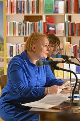 Minifestival AH0J (Literaturfestival) - Tschechien setzt über - der Kulturinitiative Literaturschiff, in der Buchhandlung Kurdirektion in Bad Ischl. Lesungen und Gespräche in Korrespondenz zum Gastauftritt Tschechiens auf der Frankfurter Buchmesse 2026. Es liest die tschechische Schriftstellerin Anna Bloch-Stickova (Bloch-Å tiÄkova). Die Veranstaltung wird moderiert von Michael Stavaric, fotografiert am 02.10.26., fotografiert am 02.10.26. Das Bild zeigt links die Schriftstellerin Anna-Bloch-Stickova (Bloch-Å tiÄkova) mit der Konsekutivbersetzerin Lena Kurz 2026 - Minifestival AH0J (Literaturfestival) - Tschechien setzt über - der Kulturinitiative Literaturschiff, in der Buchhandlung Kurdirektion in Bad Ischl. Lesungen und Gespräche