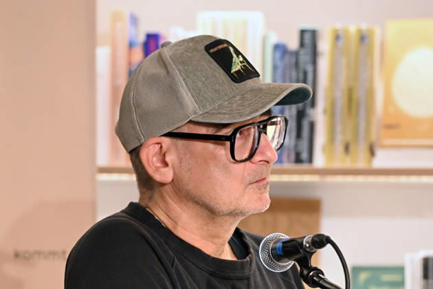 Minifestival AH0J (Literaturfestival) - Tschechien setzt über - der Kulturinitiative Literaturschiff, in der Buchhandlung Kurdirektion in Bad Ischl. Lesungen und Gespräche in Korrespondenz zum Gastauftritt Tschechiens auf der Frankfurter Buchmesse 2026. Es liest die tschechische Schriftstellerin Anna Bloch-Stickova (Bloch-Å tiÄkova). Die Veranstaltung wird moderiert von Michael Stavaric (StavariÄ), fotografiert am 02.10.26., fotografiert am 02.10.26. Das Bild zeigt den Moderator Michael Stavaric (StavariÄ) im Profil 2026 - Minifestival AH0J (Literaturfestival) - Tschechien setzt über - der Kulturinitiative Literaturschiff, in der Buchhandlung Kurdirektion in Bad Ischl. Lesungen und Gespräche in Korrespondenz zum Gastauftritt Tschec