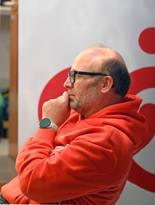 Minifestival AH0J (Literaturfestival) - Tschechien setzt über - der Kulturinitiative Literaturschiff, in der Buchhandlung Kurdirektion in Bad Ischl. Lesungen und Gespräche in Korrespondenz zum Gastauftritt Tschechiens auf der Frankfurter Buchmesse 2026. Es liest die tschechische Schriftstellerin Anna Bloch-Stickova (Bloch-Å tiÄkova). Die Veranstaltung wird moderiert von Michael Stavaric, fotografiert am 02.10.26., fotografiert am 02.10.26. Das Bild zeigt den Veranstalter Christian Gsöllradl-Samhabber als Zuhörer im Profil 2026 - Minifestival AH0J (Literaturfestival) - Tschechien setzt über - der Kulturinitiative Literaturschiff, in der Buchhandlung Kurdirektion in Bad Ischl. Lesungen und Gespräche in Korrespondenz zum Gastauftritt T